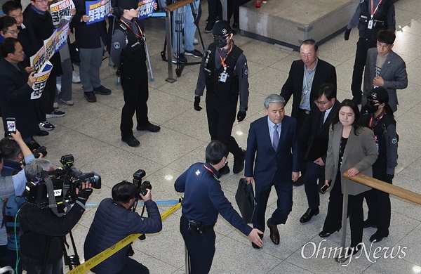 '도피 출국' 논란에 휩싸인 이종섭 주호주대사가 21일 오전 인천국제공항에 도착하고 있다.
