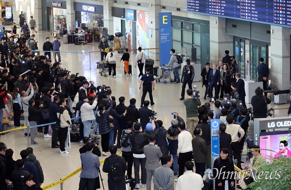 '도피 출국' 논란에 휩싸인 이종섭 주호주대사가 21일 오전 인천국제공항에 도착하고 있다.