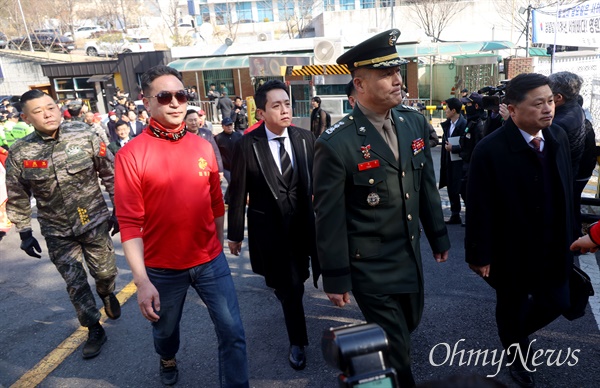  호우피해 실종자 수색작전 중에 발생한 해병대 고 채 상병 사망사고를 수사하다가 항명 등의 혐의로 군검찰에 입건된 박정훈 전 해병대 수사단장이 21일 오전 서울 용산구 중앙군사지역법원에서 열린 공판에 참석하며 응원 나온 해병대 예비역과 김정민 변호사, 임태훈 전 군인권센터 소장이 법원으로 향하고 있다.