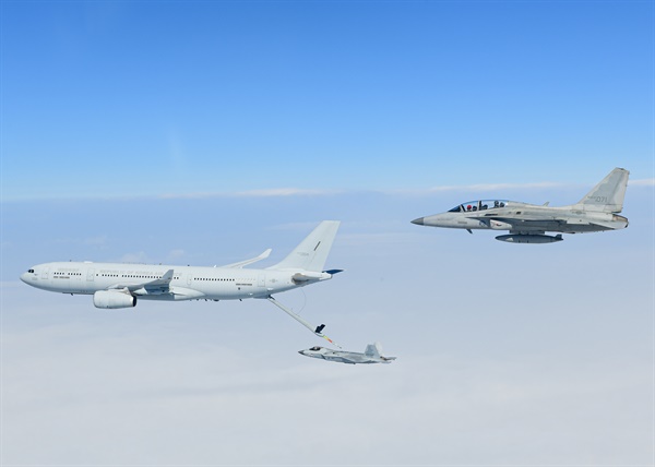 방위사업청은 19일 한국형전투기 KF-21 시제 5호기(단좌)가 사천 제3훈련비행단을 이륙 후 남해 상공에서 공중급유 비행에 성공, KF-21의 원거리 작전 능력을 확보했다고 밝혔다. 사진은 한국형전투기 시제 5호기.