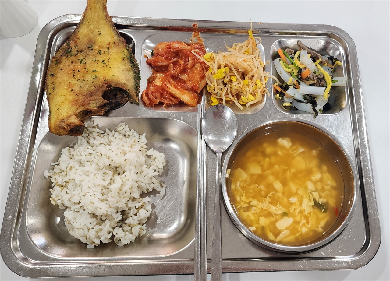 복지관에 영양사가 있어서 노인들에게 맞는 영양을 고려하여 매일 식단을 짜서 점심을 준비한다.