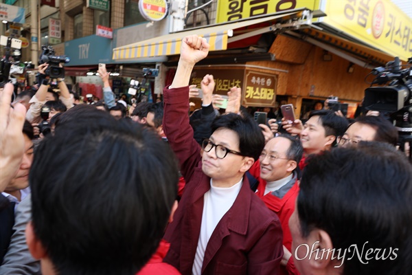 21일 오후 대구 서문시장을 찾은 한동훈 국민의힘 비대위원장이 몰려든 시민들을 향해 주먹을 쥔 손을 들어 인사하고 있다.