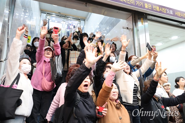 21일 한동훈 국민의힘 비대위원장이 서문시장을 찾자 한 위원장을 보기 위해 몰려든 시민들이 손을 흔들어 인사하고 있다.