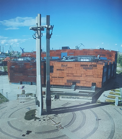 박물관 5층 건물이 검붉은 철판으로 제조된 대형 선박의 형태를 취하고 있었다.