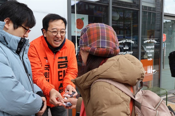 개혁신당 서울 종로 금태섭 후보가 3월 7일 시민들을 상대로 지지를 호소하고 있다. 