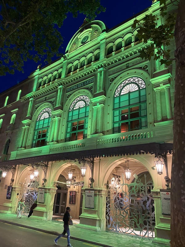 람블라 거리의 초록색 조명을 입은 리세우 극장.