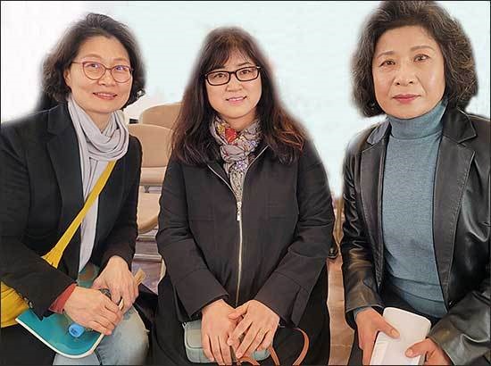 <3.1운동 105주년 특별기획전>에 출품한 작가 3인, 이보름, 예미숙, 신혜선 작가(왼쪽부터)