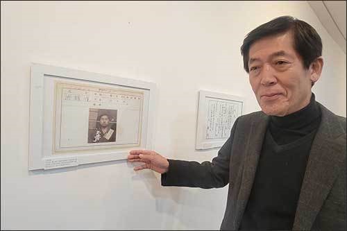 홍재설 애국지사와 그의 두 아들 홍종욱, 홍종엽 3부자(父子) 독립운동가 전시물 앞에서 증손자 홍진표(70세)가 감회에 젖어 있다.