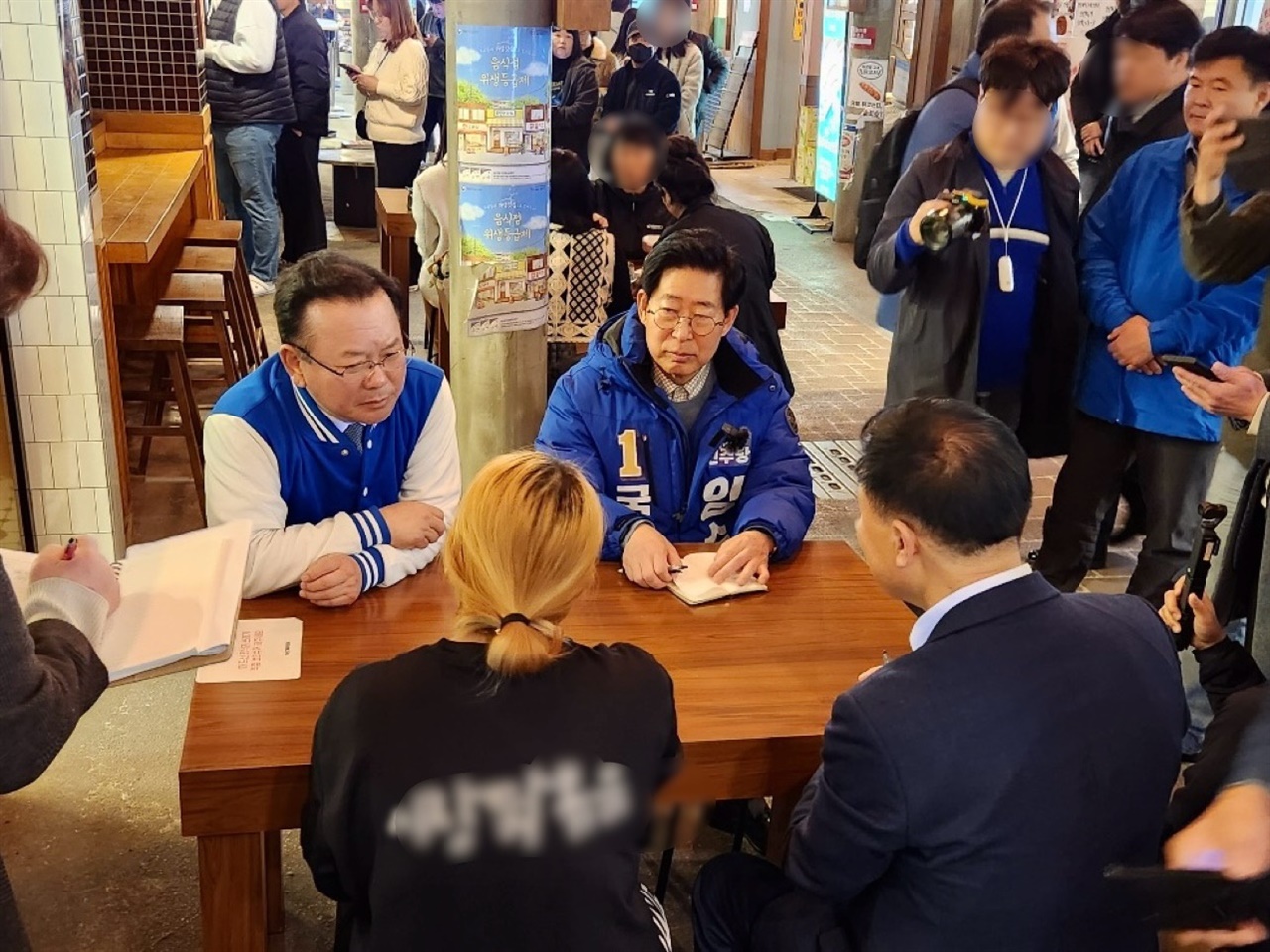 김부겸 상임선대위원장은 양승조 홍성예산 후보자와 함께 예산시장을 방문해 상인들과 대화를 나눴다. 