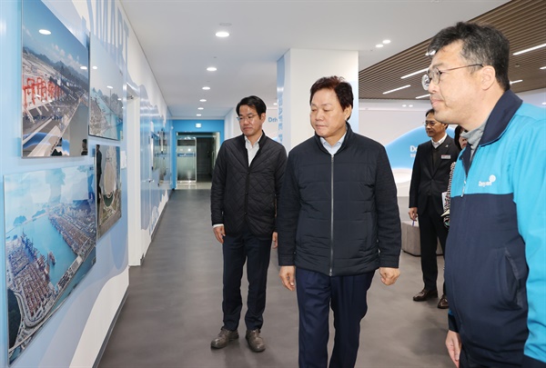  박완수 경남도지사, 22일 부산항 신항 서컨테이너터미널 방문.