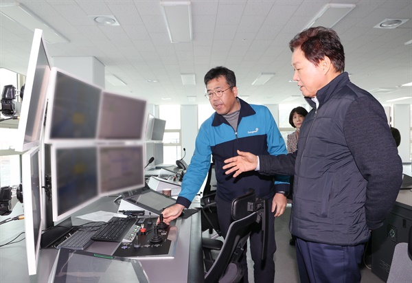  박완수 경남도지사, 22일 부산항 신항 서컨테이너터미널 방문.