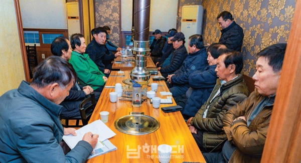 남해축협살리기추진위원회가 지난 19일 남해군 모 식당에서 첫 공개모임을 갖고 공식 입장을 밝혔다.