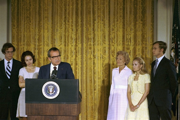 1974년 8월 9일, 리처드 닉슨 대통령이 백악관 이스트룸에서 백악관 직원들에게 고별 연설을 하고 있다. 옆에는 가족이 서 있다(칼 슈마허 촬영, 메릴랜드주 칼리지 파크 소재 닉슨 대통령 자료실, 미국 국립문서보관소 제공).