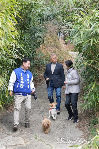 22일 국제강아지의날을 기념해 양산 유기동물보호센터를 동행 방문했던 문재인 전 대통령과 김두관 후보.