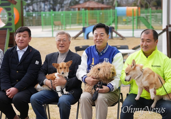 22일 국제강아지의날을 기념해 양산 유기동물보호센터를 동행 방문했던 문재인 전 대통령과 김두관 후보.