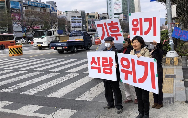 22일 창원 용호문화거리 앞에서 열린 “91차 금요 정기 기후 캠페인”.