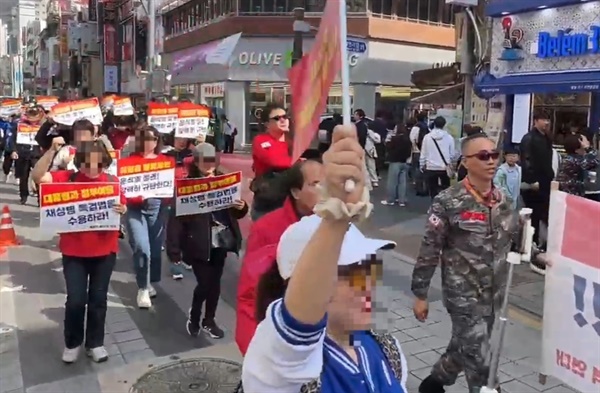 해병대 예비역 연대가 23일 오후 부산에서 개최한 '채 상병 순직 및 수사외압, 이종섭 범인도피 규탄 부산 행진'에서 참가자들이 구호를 외치고 있다.