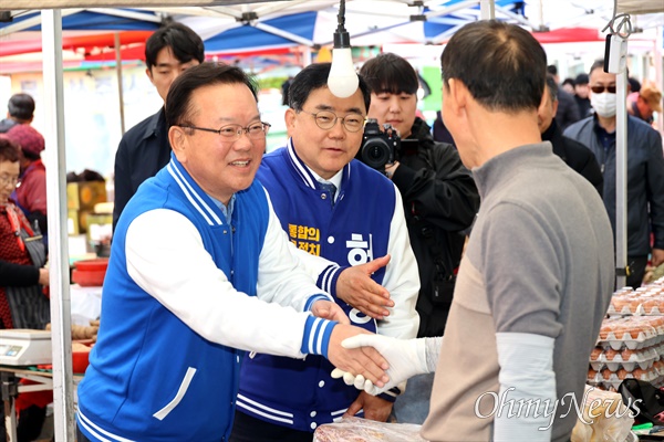 김부겸 더불어민주당 선거대책위원장이 24일 오전 창원 상남시장을 방문해 허성무 후보 지원활동을 벌였다.