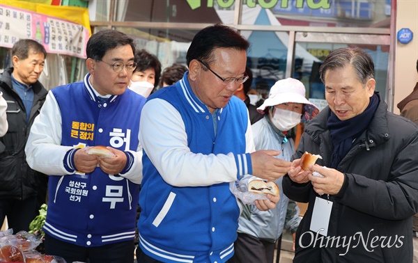 김부겸 더불어민주당 선거대책위원장이 24일 오전 창원 상남시장을 방문해 허성무 후보 지원활동을 벌였다.