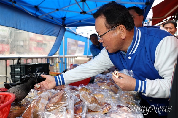 김부겸 더불어민주당 선거대책위원장이 24일 오전 창원 상남시장을 방문해 허성무 후보 지원활동을 벌였다. 비둘기한테 빵을 주는 모습.