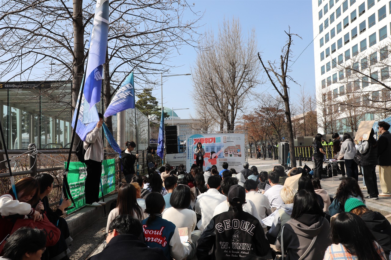 국회의사당 2번 출구 앞에서 열린 '2024 대학생기후유권자행동' 집회에서 김아현 대학생기후행동 전국 대표가 발언하고 있다.