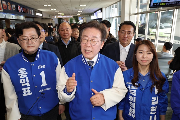 더불어민주당 이재명 대표가 24일 오후 서울 서초구 서울고속버스터미널에서 시민들에게 지지를 호소하고 있다.  
