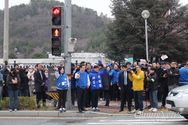 이재명 더불어민주당 대표와 변광용 후보(거제)가 25일 아침 거제 삼성중공업 앞에서 출근인사를 했다.