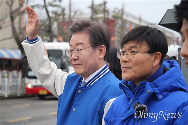 이재명 더불어민주당 대표와 변광용 후보(거제)가 25일 아침 거제 삼성중공업 앞에서 출근인사를 했다.