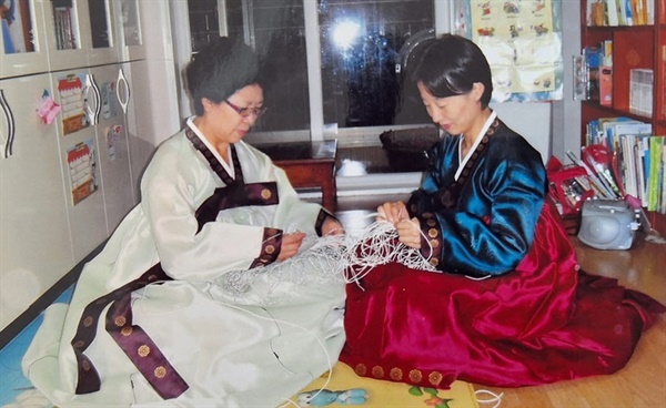 지난 2006년 경 최영준 보유자와 며느리 주혜원 충남문화원연합회 팀장이 함께 작품을 만드는 모습. 보유자 제공