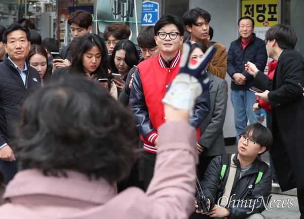 한동훈 국민의힘 총괄선대위원장이 25일 오전 서울 영등포구 여의도역 출구에서 출근하는 시민들에게 거리인사를 하고 있다. 