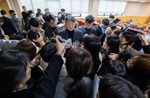  김창수 전국의과대학교수협의회(전의교협) 회장이 25일 서울 서대문구 신촌 세브란스병원에서 열린 기자회견을 마친 후 취재진의 추가 질문에 답하고 있다.