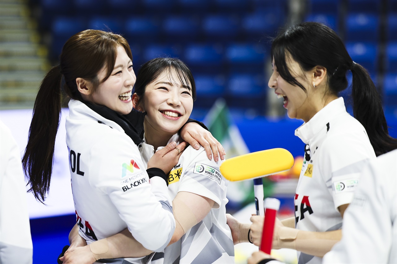  세계선수권 동메달을 따낸 경기도청의 (왼쪽부터)설예지·김수지·김민지 선수가 기쁨을 나누고 있다.