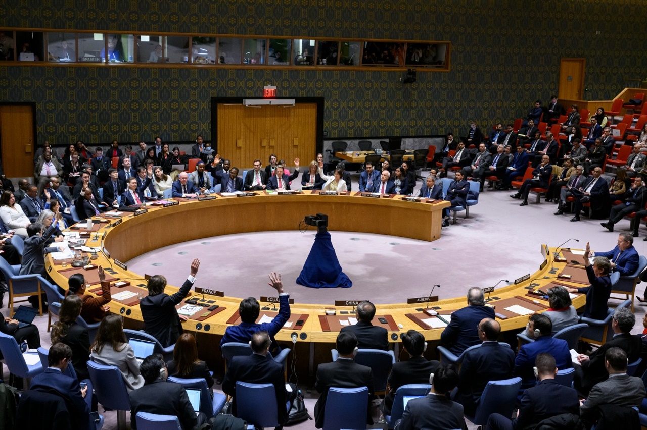 이스라엘과 팔레스타인 무장정파 하마스간 전쟁의 즉각적인 휴전을 촉구하는 결의안을 채택한 유엔 안전보장이사회 