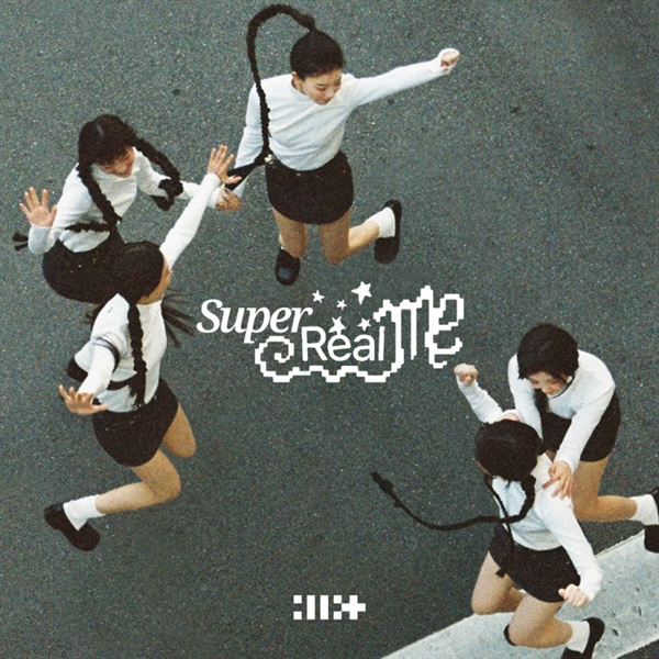  아일릿의 데뷔 음반 'Super Real Me' 표지