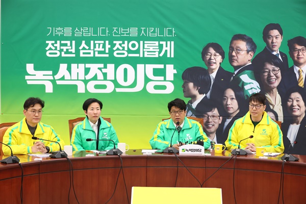 녹색정의당 김준우 상임선대위원장이 26일 국회에서 열린 선거대책위원회 회의에서 발언하고 있다. 