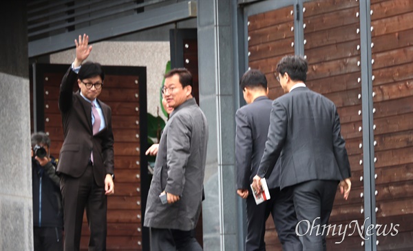 한동훈 국민의힘 비상대책위원장이 26일 오전 대구시 달성군 유가읍 전직 대통령 박근혜씨의 집에 들어가기 전 지지자들을 향해 손을 들어 인사하고 있다.