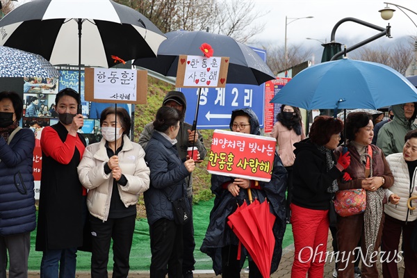 한동훈 국민의힘 비상대책위원장이 26일 오전 전직 대통령 박근혜씨의 자택을 방문하자 지지자들이 미리 와서 피켓을 들고 한 위원장을 기다리고 있다.