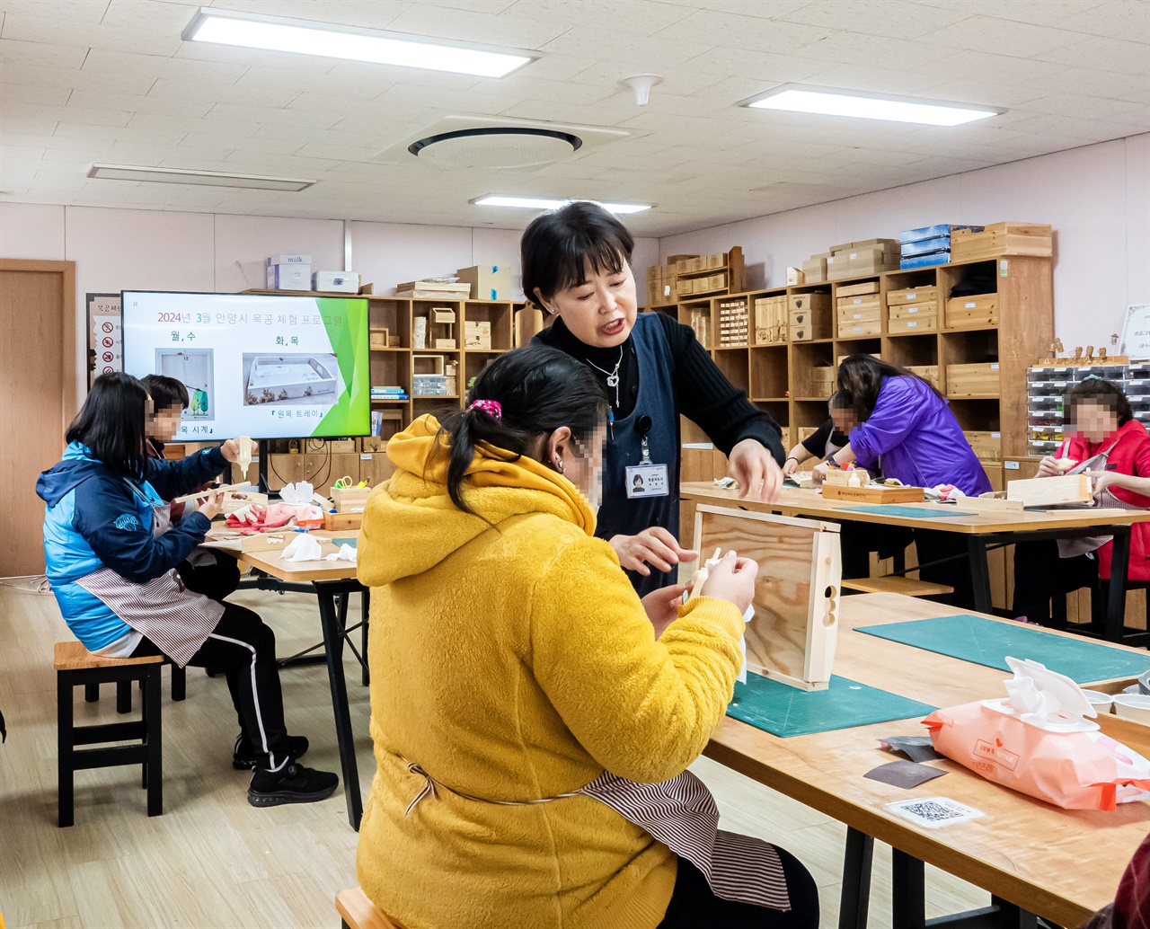 서울대 관악수목원 목공체험은 월요일부터 목요일까지 하루에 두 번 진행되고 원목 시계와 원목 트레이를 만들 수 있다. 관악수목원에서는 산림치유 프로그램도 함께 운영 중이다.  