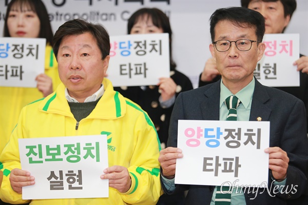 양경규 녹색정의당 의원이 26일 부산시의회에서 열린 노동당-녹색정의당 선거연대 기자회견에 참석해 발언을 하고 있다. 