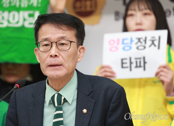 양경규 녹색정의당 의원이 26일 부산시의회에서 열린 노동당-녹색정의당 선거연대 기자회견에 참석해 발언을 하고 있다. 