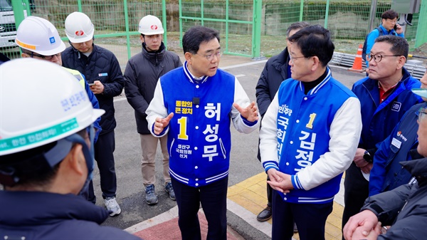 김정호 의원과 허성무 총선후보가 26일 한국지엠 창원공장 정전 사고 현장 방문.