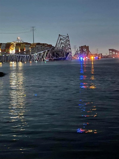 26일 새벽 볼티모어 항만을 가로지르는 다리인 '프랜시스 스콧 키 브리지'에 화물선이 다리 기둥과 충돌해 다리가 무너지는 참사가 발생했다.