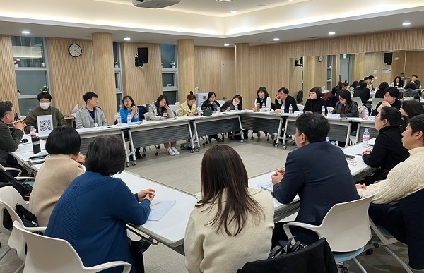 서울 은평구의 아동청소년, 교육, 사회복지 관계자들이 지난 11월부터 매달 청소년을 위한 공동워크숍을 열고 있어 눈길을 끌고 있다. 