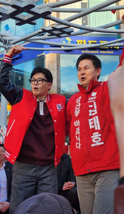  한동훈 국민의힘 비대위원장이 26일 오후 양산을 찾아 김태호 후보 지원 활동을 벌였다.