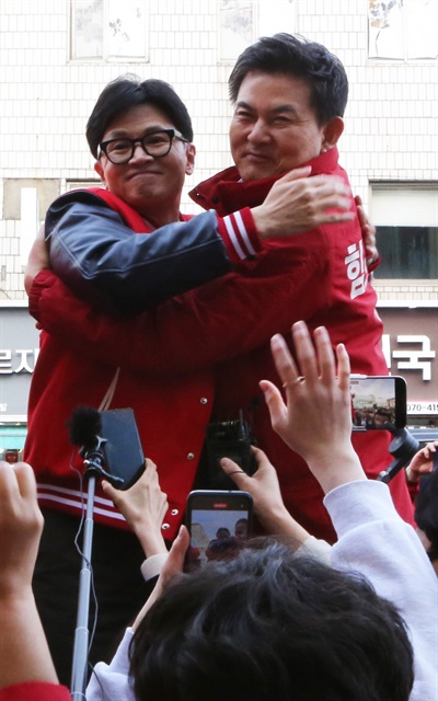  한동훈 국민의힘 비대위원장이 26일 오후 양산을 찾아 김태호 후보 지원 활동을 벌였다.