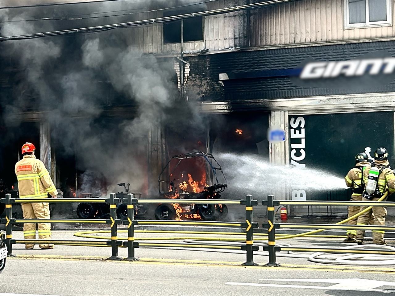 27일 정오경 충남 서산시 서산버스터미널 인근 오토바이 가게에서 화재가 발생했다.