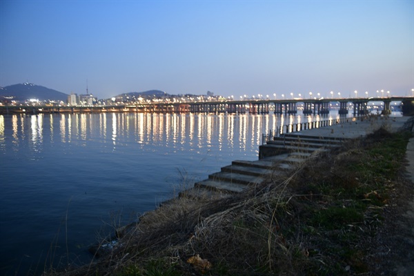 콘트리트 호안으로 둘러싸인 한강 .... 인공하천의 전형적 모습을 한강에서 만날 수 있다. 