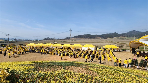 노란 색 의상을 입고 수선화 축제 개막식에 참가한 방문객
