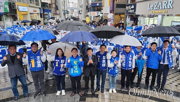 더불어민주당 대전광역시당 총선 선거대책위원회는 28일 대전 중구 으능정이 거리에서 출정식을 개최하고 필승을 다짐했다.