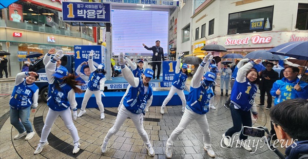  더불어민주당 대전광역시당 총선 선거대책위원회는 28일 대전 중구 으능정이 거리에서 출정식을 개최하고 필승을 다짐했다.